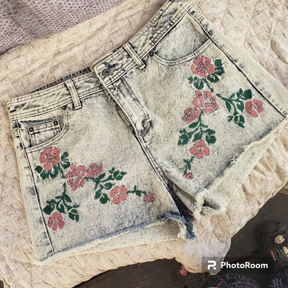 SOLD Bellfield acid wash embroidered floral cut off jean shorts - Picture 2 of 10